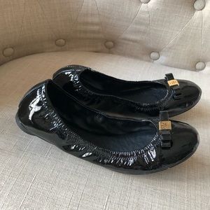 Tory Burch like-new patent leather flat w/bow SZ8